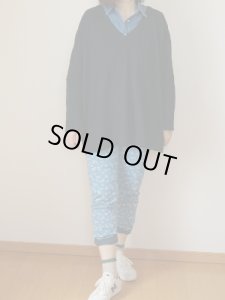 大き目の衿開きでシャツとの相性も良いです