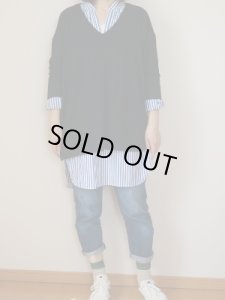 Vネックロングシャツとのコーデ