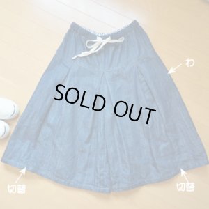 サイドタックの奥で接いでいます。脇は縫い目がありません