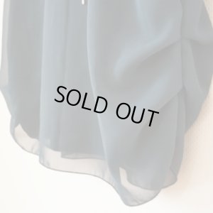 裾に段差を付けて透け感を強調